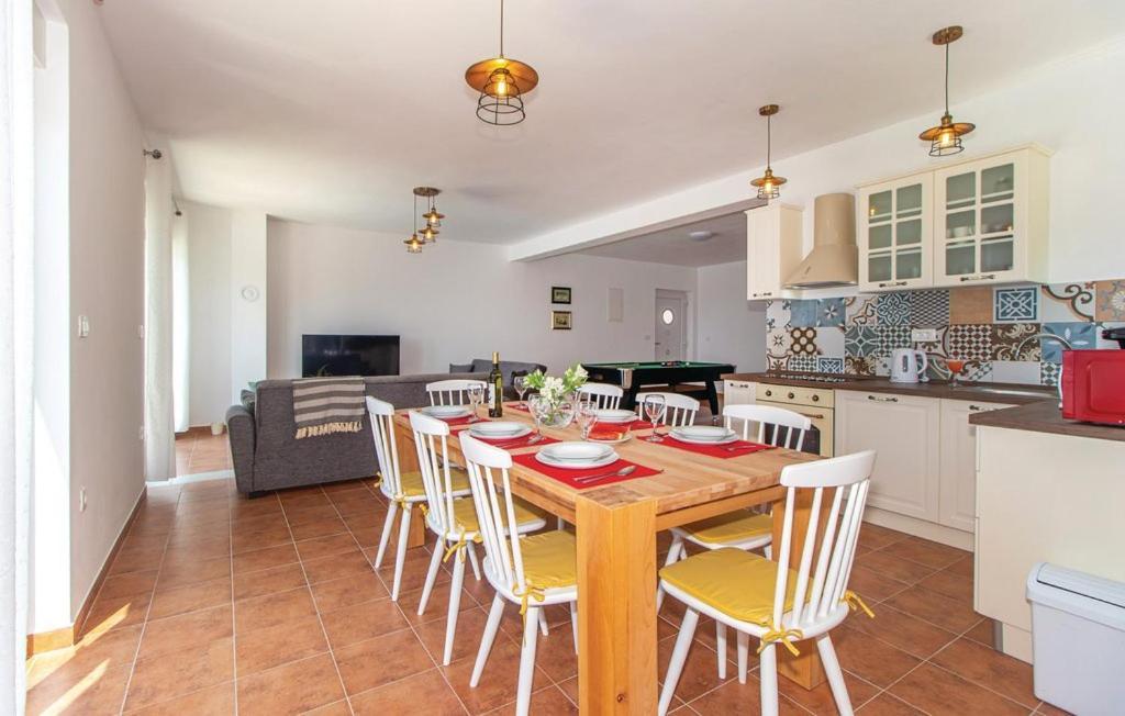 Holiday Home Aqua Smrika Luaran gambar