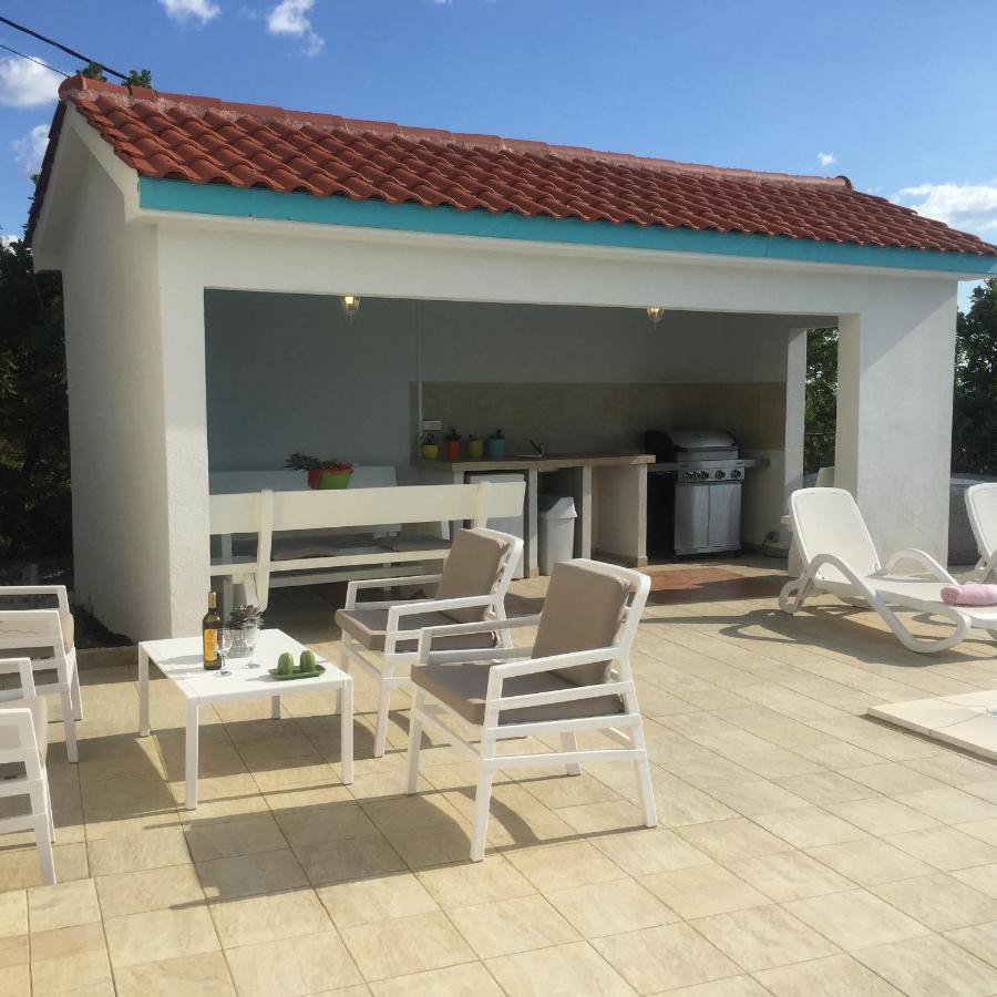 Holiday Home Aqua Smrika Luaran gambar